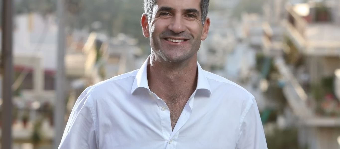 O Κώστας Μπακογιάννης δίνει το μήνυμα του για την Αθήνα στη νοηματική (βίντεο)